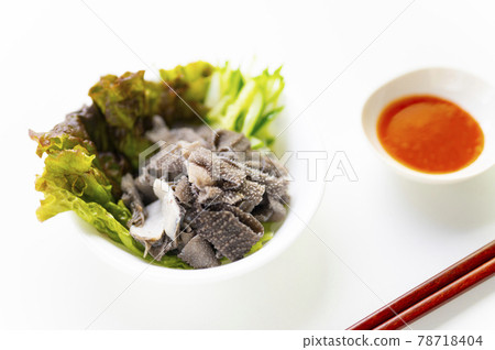 烤肉餐廳的經典omasum生魚片 烤肉餐廳的經典omasum生魚片 78718404