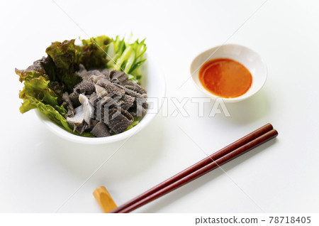 烤肉餐廳的經典omasum生魚片 78718405