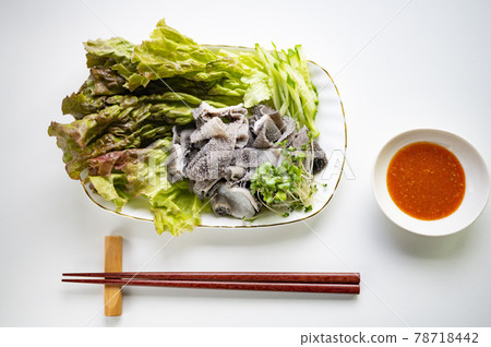 Classic omasum sashimi at a yakiniku restaurant 78718442