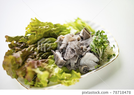 Classic omasum sashimi at a yakiniku restaurant 78718478