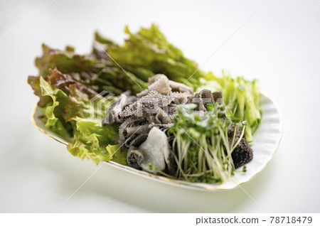 Classic omasum sashimi at a yakiniku restaurant 78718479