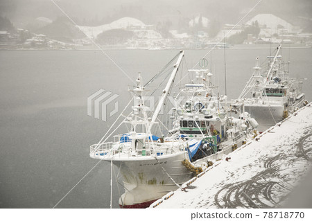 宮城縣氣仙沼港雪船繫泊、繫泊船舶海水面海面反射陰天戶外觀光機 宮城縣氣仙沼港雪船繫泊、繫泊船舶海水面海面反射陰天戶外觀光機 78718770