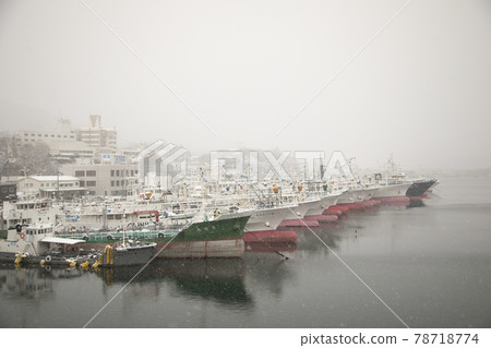 Kesennuma Port, Miyagi Prefecture Snow and ship mooring, mooring ship sea water surface sea surface reflection cloudy outdoor sightseeing machine Kesennuma Port, Miyagi Prefecture Snow and ship mooring, mooring ship sea water surface sea surface reflection cloudy outdoor sightseeing machine 78718774