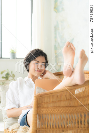 年輕女子在椅子上使用電腦 78719022