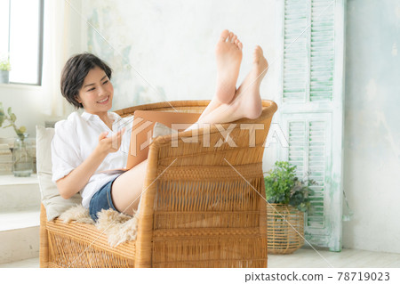 年輕女子在椅子上使用電腦 78719023