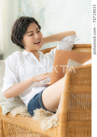 年輕女子在椅子上使用電腦 78719033
