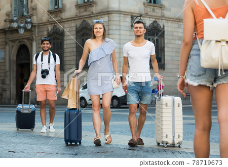 couple with suitcases walking in the city 78719673