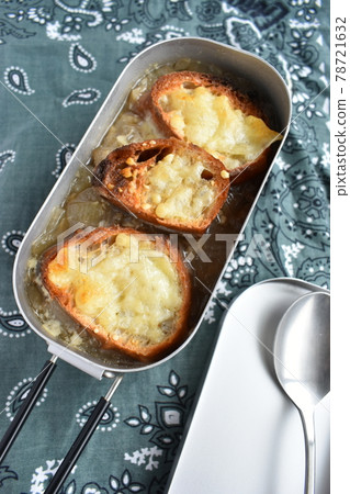 Mestin (onion gratin soup) 78721632