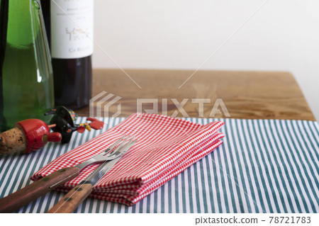 Image of a table with wine 78721783