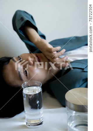 一杯水和一個男人的肖像 78722504