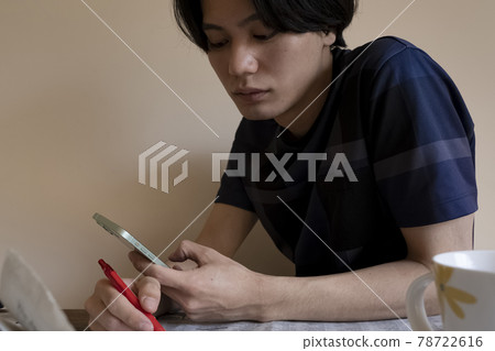 一個人在看報紙 78722616