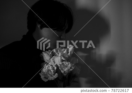 有花的男人的肖像 78722617