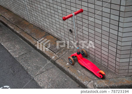 廢棄的踢腳板 廢棄的踢腳板 78723194
