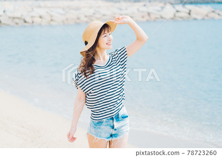 一個女人在沙灘上散步 78723260