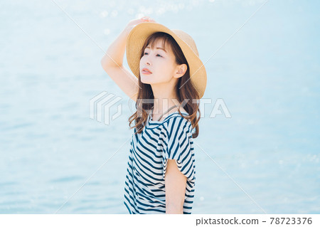 閃亮的大海和女人 78723376