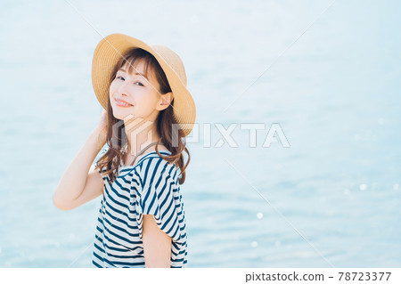 Shining sea and women 78723377