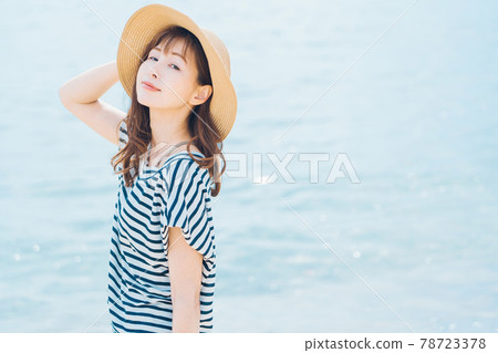 閃亮的大海和女人 78723378