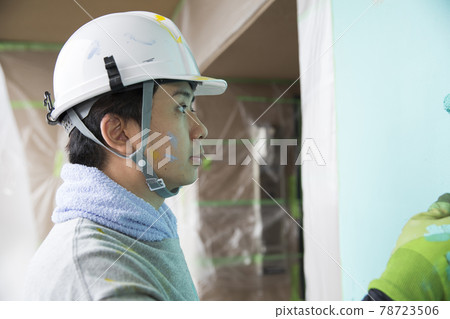 認真工作的年輕日本畫家，工作簡介 78723506