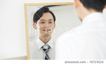 Grooming, businessmen, mirrors 78725628