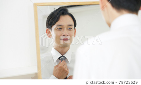 Grooming, businessmen, mirrors 78725629