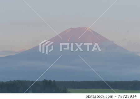 富士山在黃昏時被染紅 富士山在黃昏時被染紅 78725934