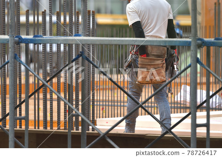 新建的公寓，一個年輕的模板木匠的後視圖 78726417