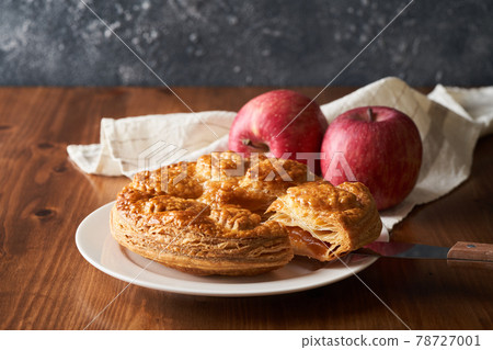 Carved apple pie 78727001