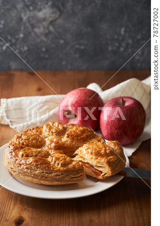 Carved apple pie 78727002