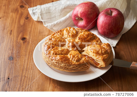 Carved apple pie Carved apple pie 78727006