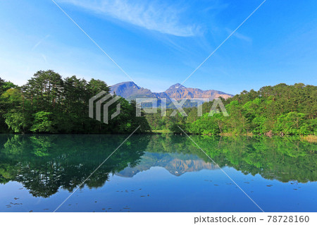Early summer Goshikinuma "Bishamonnuma and Bandaisan" (Fukushima Prefecture, Kitashiobara Village) 78728160