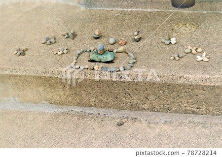 一個兒童製作的藝術蝴蝶墳墓 78728214