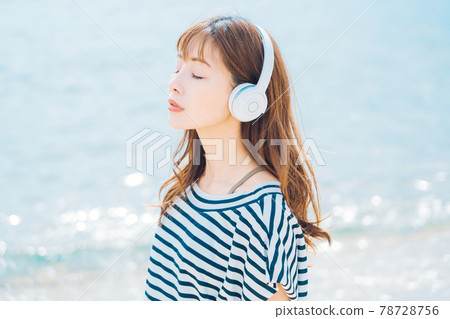女人在海上聽音樂 78728756