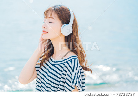 女人在海上聽音樂 78728757