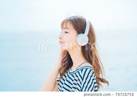 女人在海上聽音樂 78728758
