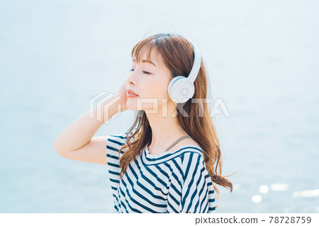女人在海上聽音樂 78728759