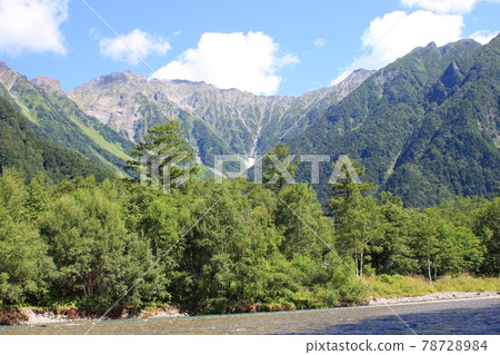 藍天下的穗高山脈和上高地梓川 78728984