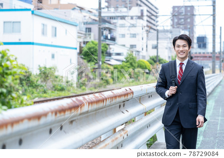 年輕的商人要在家工作 78729084