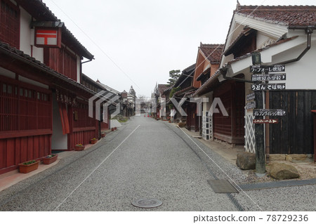 Fukiya's streets known for the red streets of Ishishu tiles and Bengala plaster walls (Takahashi City Fukiya Traditional Buildings Preservation Area) 78729236