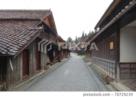 Fukiya's streets known for the red streets of Ishishu tiles and Bengala plaster walls (Takahashi City Fukiya Traditional Buildings Preservation Area) 78729239
