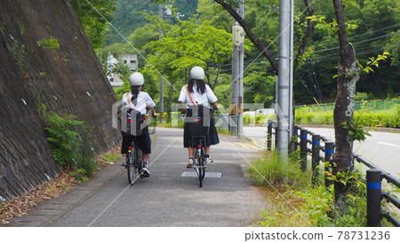 Junior high school students go to school by bicycle Junior high school students go to school by bicycle 78731236