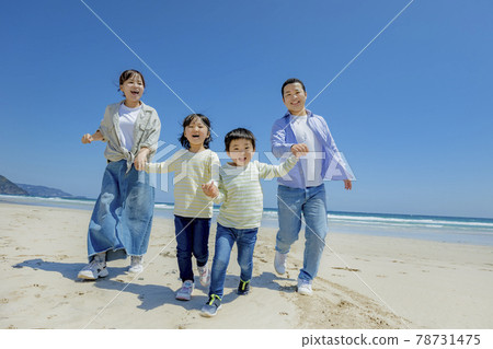 一家四口在沙灘上奔跑 78731475