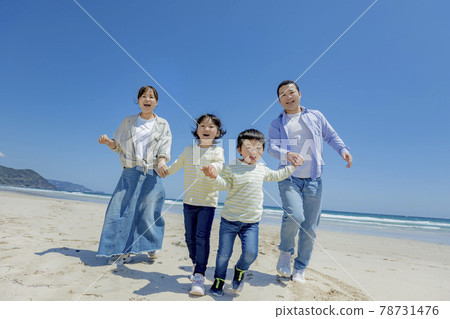 一家四口在沙灘上奔跑 78731476