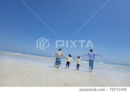 一家四口在沙灘上奔跑的背影 一家四口在沙灘上奔跑的背影 78731495