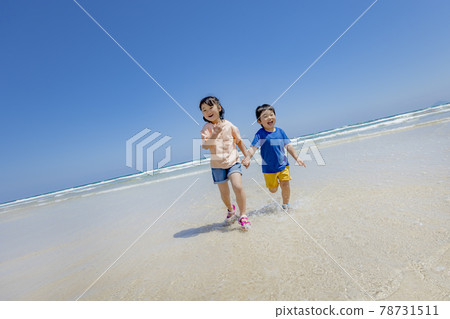 姐姐和弟弟在沙灘上玩耍 姐姐和弟弟在沙灘上玩耍 78731511