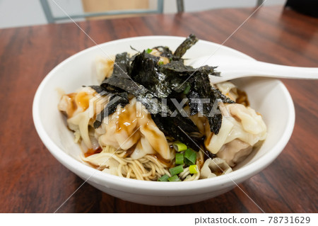 spicy wontons with noodles 78731629