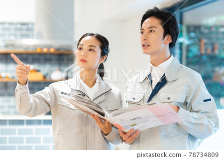 穿著工作服的工作男女 穿著工作服的工作男女 78734809