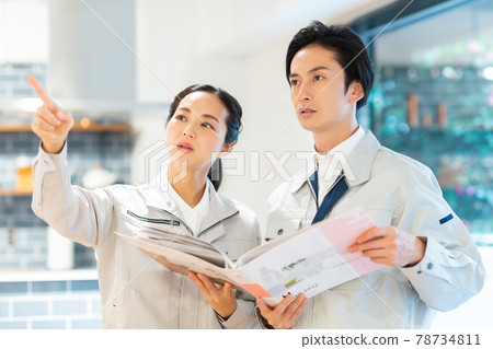 穿著工作服的工作男女 穿著工作服的工作男女 78734811