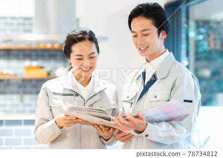 穿著工作服的工作男女 穿著工作服的工作男女 78734812