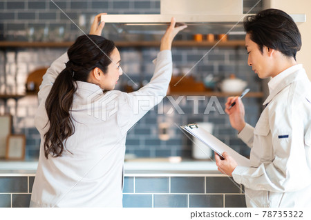 Working men and women in work clothes 78735322