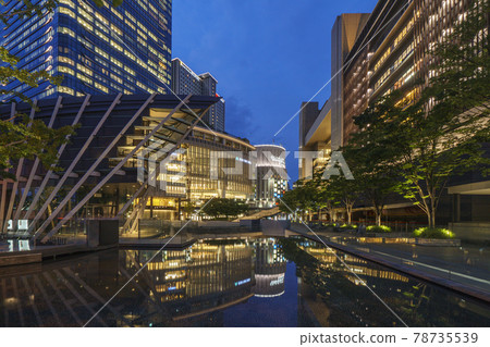人不多的JR大阪站前的梅北夜景 Grand Front Osaka Yodobashi Camera 78735539